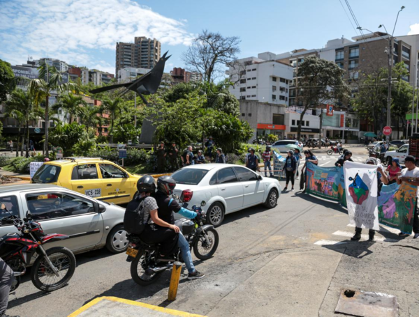 Protesta que empezó en el CAM y se desplazó luego al oeste terminó en bloqueo a la portada al mar, en Cali.