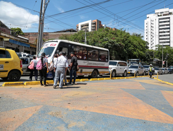 Protesta que empezó en el CAM y se desplazó luego al oeste terminó en bloqueo a la portada al mar, en Cali.