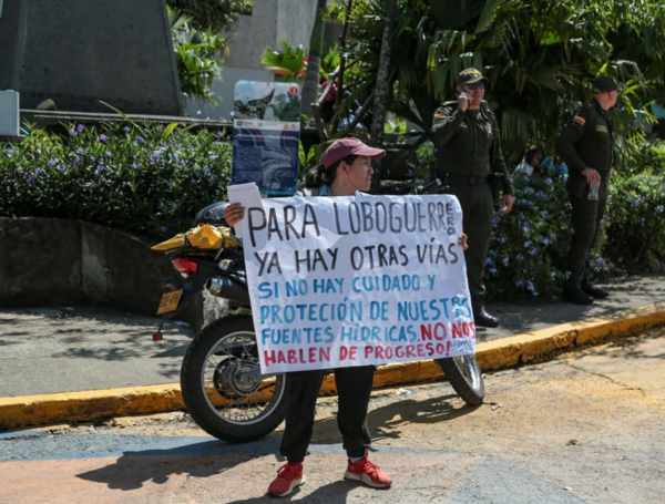 Protesta que empezó en el CAM y se desplazó luego al oeste terminó en bloqueo a la portada al mar, en Cali.