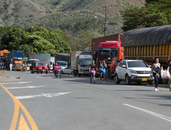 Bloqueos en la vía a Buenaventura.