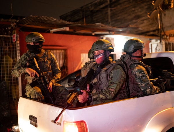 Soldados ecuatorianos se desplazan en una camioneta durante un operativo,
