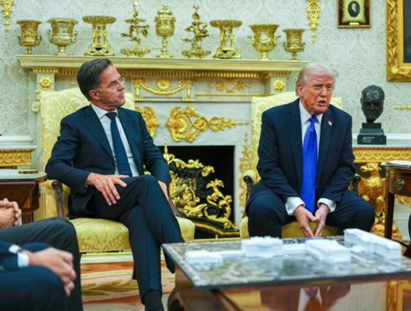 El presidente de Estados Unidos, Donald Trump, se reúne con el secretario general de la OTAN, Mark Rutte, en la Oficina Oval de la Casa Blanca en Washington, DC, el 22 de octubre de 2025.