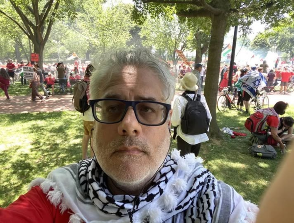 El abogado Dany Kovalik en protesta por Palestina en Washington.