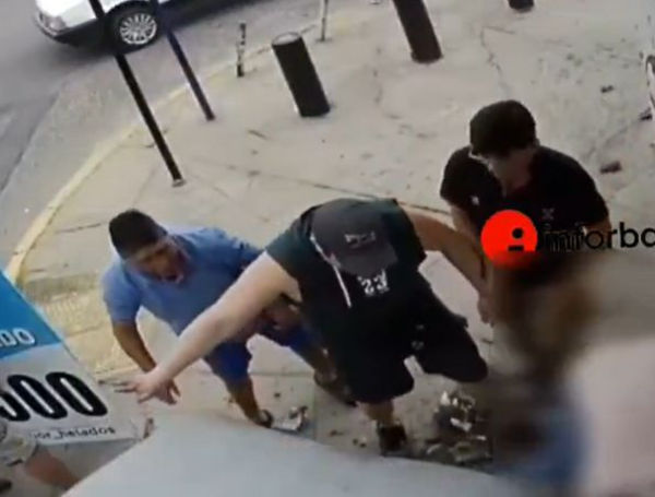 Video | Conductor perdió el control de su auto y arrolló a una madre ...