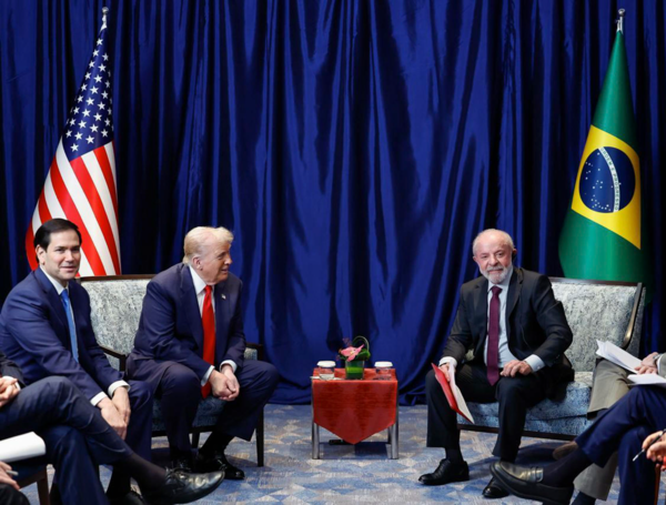 El encuentro se dio durante la 47ª Cumbre de la Asociación de Naciones del Sudeste Asiático (ASEAN) celebrada este domigo en Kuala Lumpur.