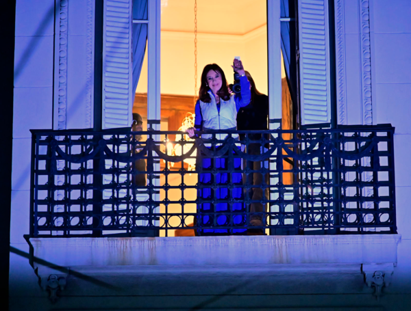 AME2202. BUENOS AIRES (ARGENTINA), 26/10/2025.- La expresidenta de Argentina Cristina Fernández de Kirchner saluda desde el balcón de su casa, donde cumple prisión domiciliaria, tras conocerse los resultados de los comicios legislativos este domingo, en Buenos Aires (Argentina). El partido del presidente argentino, Javier Milei, La Libertad Avanza (LLA), ganó las elecciones a la Cámara de Diputados, con el 40,8 % de los votos, con más del 90 % de los sufragios escrutados. EFE/Matías Martin Campaya