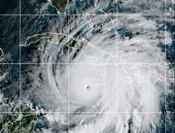 Melissa se fortalece a medida que la pared norte del ojo se acerca a la costa sur.