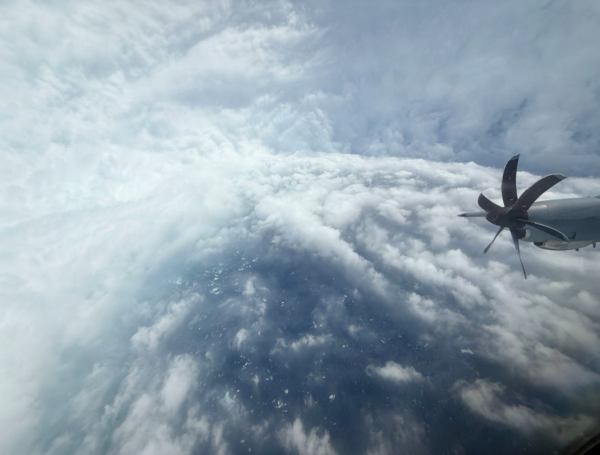 Fotografía cedida por la Fuerza Aérea de Estados Unidos que muestra el ojo del huracán Melissa.