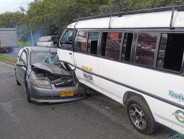Accidente en Cali entre buseta con estudiantes y un carro particular.