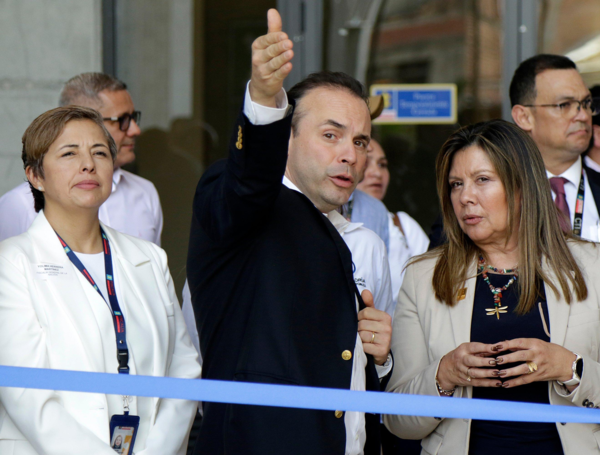 El alcalde de Cali, Alejandro Eder, y la fiscal general de la Nación, Luz Adriana Camargo.