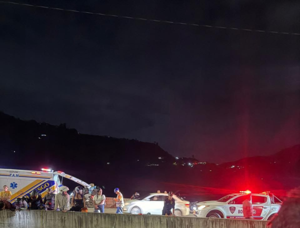 Los equipos de emergencia rescataron al conductor por medio de cables, cuerdas y arneses.