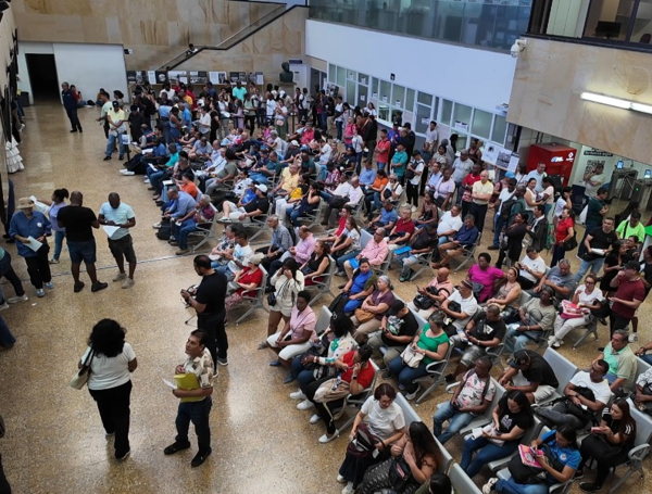 Contribuyentes y ciudadanos, en la Gobernación del Valle.