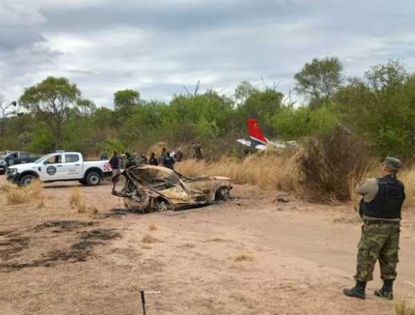 El impacto incendió la aeronave y un vehículo de apoyo de los narcos.