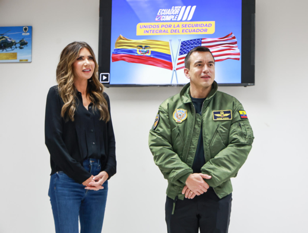 AME5803. MANTA (ECUADOR), 05/11/2025.- Fotografía cedida por la Presidencia de Ecuador que muestra a su mandatario, Daniel Noboa (d), junto a la secretaria de Seguridad Nacional de Estados Unidos, Kristi Noem, durante una reunión este miércoles, en Manta (Ecuador). Noem llegó a Ecuador para, entre otras actividades, visitar zonas estratégicas para instalar potenciales bases de 'Homeland Security', informó la portavoz de la Presidencia, Carolina Jaramillo. EFE/ Presidencia De Ecuador  /SOLO USO EDITORIAL/NO VENTAS/ SOLO DISPONIBLE PARA ILUSTRAR LA NOTICIA QUE ACOMPAÑA (CRÉDITO OBLIGATORIO)