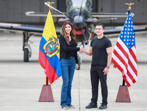 AME5803. MANTA (ECUADOR), 05/11/2025.- Fotografía cedida por la Presidencia de Ecuador que muestra a su mandatario, Daniel Noboa (d), junto a la secretaria de Seguridad Nacional de Estados Unidos, Kristi Noem, durante una reunión este miércoles, en Manta (Ecuador). Noem llegó a Ecuador para, entre otras actividades, visitar zonas estratégicas para instalar potenciales bases de 'Homeland Security', informó la portavoz de la Presidencia, Carolina Jaramillo. EFE/ Presidencia De Ecuador  /SOLO USO EDITORIAL/NO VENTAS/ SOLO DISPONIBLE PARA ILUSTRAR LA NOTICIA QUE ACOMPAÑA (CRÉDITO OBLIGATORIO)