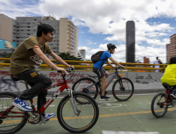 Ciclistas en Bogotá.