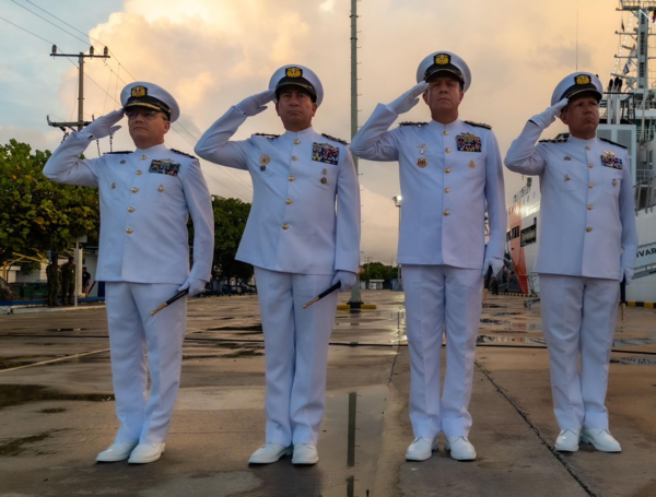 Al centro, el comandante de las Fuerzas Militares, Francisco Cubides.