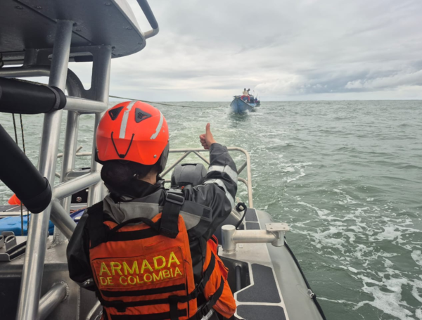 Rescate de náufragos por parte de la Armada, en zona de Buenaventura, Valle.