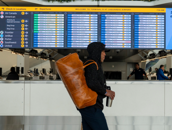 Debido a la escasez de controladores, EE.UU. recort?? a partir del viernes en un 10 % la oferta de vuelos en 40 grandes aeropuertos.