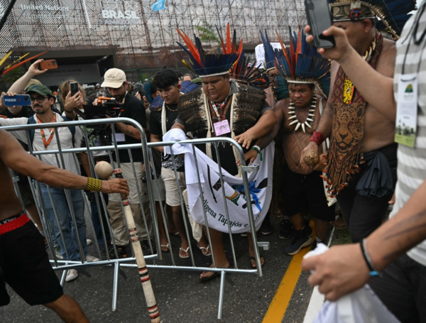 Protestas de indígenas que bloquearon la entrada a pabellón de la ONU en COP30