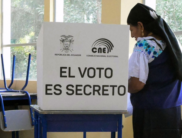 os ecuatorianos participan en un referéndum propuesto por el presidente Daniel Noboa sobre si permitir el regreso de bases militares extranjeras