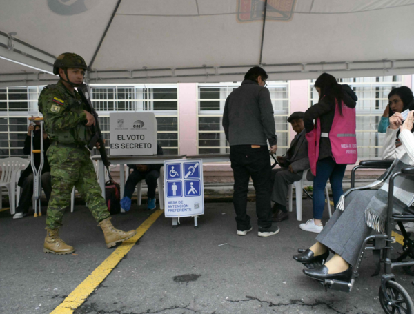 os ecuatorianos participan en un referéndum propuesto por el presidente Daniel Noboa sobre si permitir el regreso de bases militares extranjeras