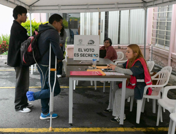 os ecuatorianos participan en un referéndum propuesto por el presidente Daniel Noboa sobre si permitir el regreso de bases militares extranjeras