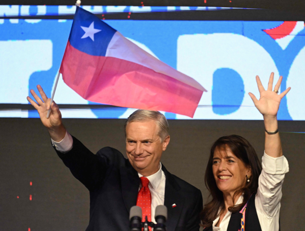 El candidato presidencial chileno José Antonio Kast (izq.), del Partido Republicano, y su esposa María Pía Adriasola (der.)