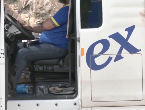 Antes de ser rescatado, estaba amarrado  a una bomba dentro de la cabina.