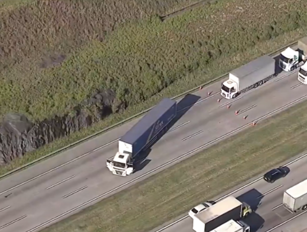 El camión estuvo atravesado en la vía por cerca de cinco horas.