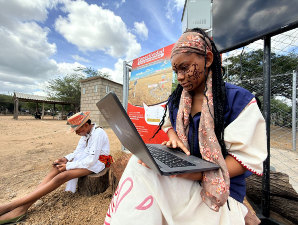 Ni??os de La Guajira tienen acceso a internet gracias al proyecto Misi??n La Guajira del Grupo Aval.