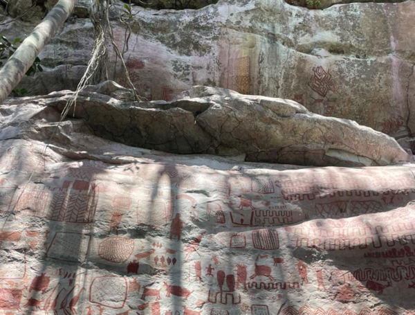 Pictogramas de Cerro Azul en la Serran??a de La Lindosa.