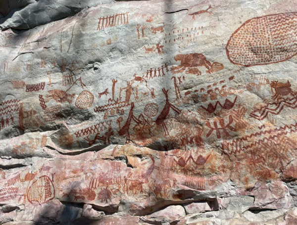 Pictogramas de Cerro Azul en la Serran??a de La Lindosa.