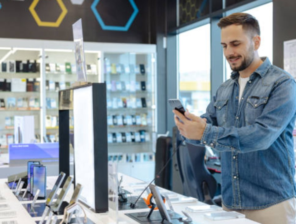 Persona comprando tecnolog??a