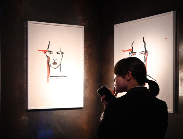 Johnny Depp lleva a Tokio su caótico arte en el debut internacional de su exposición 'A Bunch of Stuff'