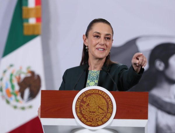 La presidenta de México, Claudia Sheinbaum, habla durante una rueda de prensa.