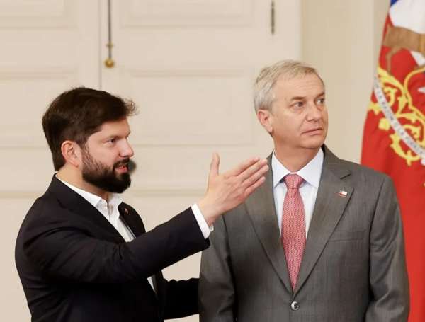 El presidente de Chile, Gabriel Boric (i), y el presidente electo, José Antonio Kast, se reúnen en el Palacio de la Moneda.