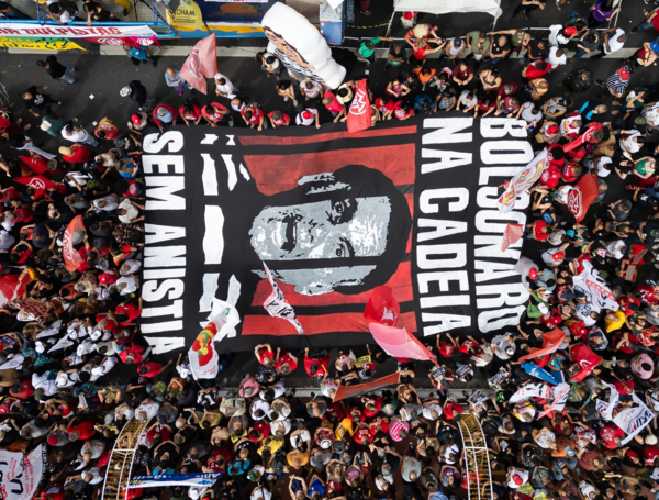 Personas durante una manifestación contra el proyecto de amnistía a Jair Bolsonaro.