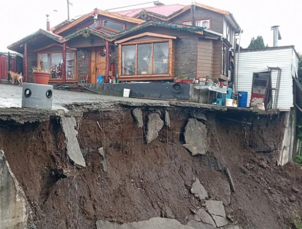 Deslizamiento de tierra en Chile deja vivienda suspendida a pocos centímetros del vacío