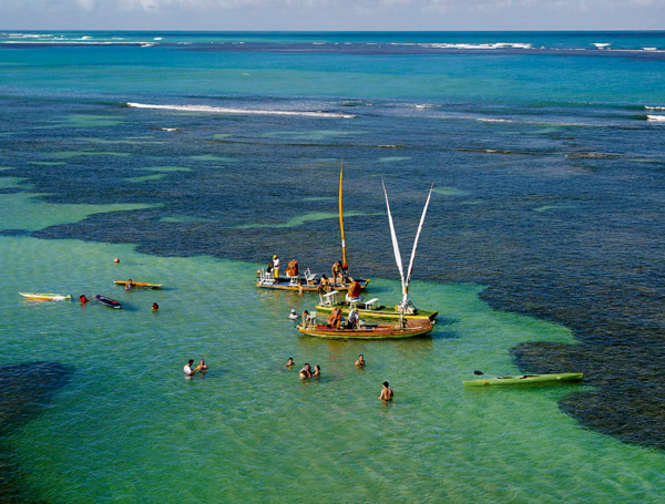 La piscina natural de la playa de Pajuçara, situada a unos 100 metros de la arena, se ubica en Maceió, en la costa este de Brasil.