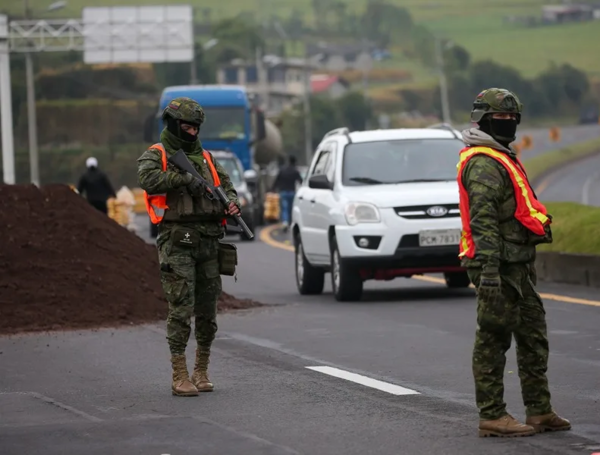 Integrantes de las Fuerzas Armadas de Ecuador revisan un vehículo en una fotografía de archivo.