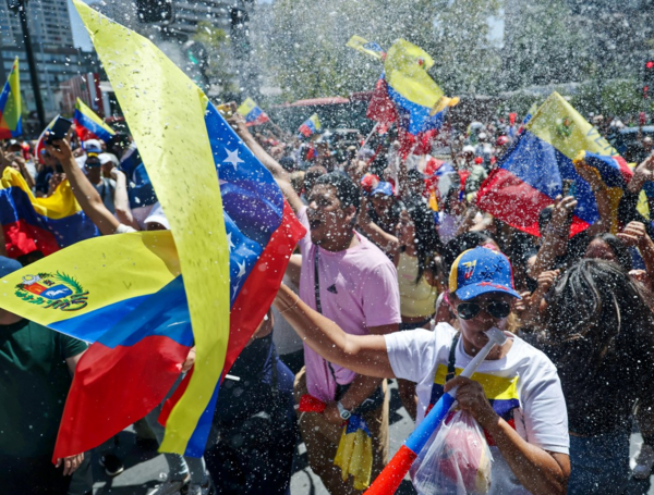 Venezolanos residentes en Chile celebran en Santiago el 3 de enero de 2026