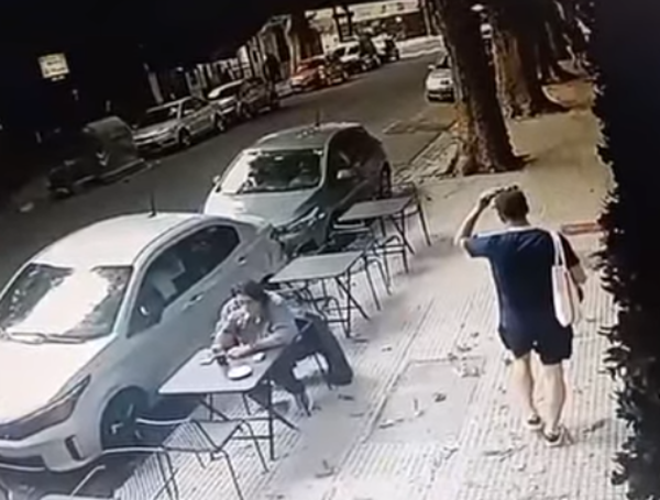 Momento exacto en el que un hombre es impactado en la cabeza por un vidrio de seguridad