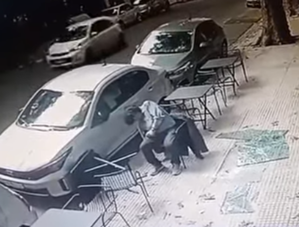 Momento exacto en el que un hombre es impactado en la cabeza por un vidrio de seguridad