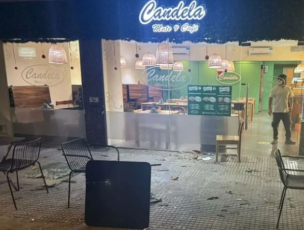 Momento exacto en el que un hombre es impactado en la cabeza por un vidrio de seguridad