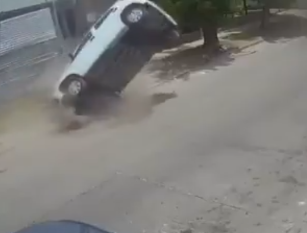 giró sobre su eje y volcó sobre la calzada.