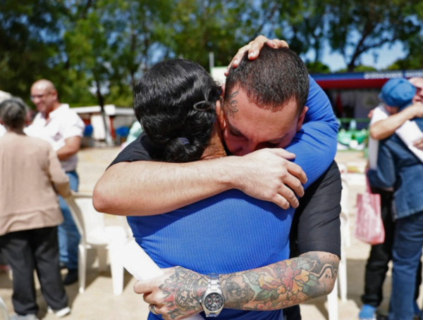Presos políticos abrazando a sus familiares luego de su liberación en Managua