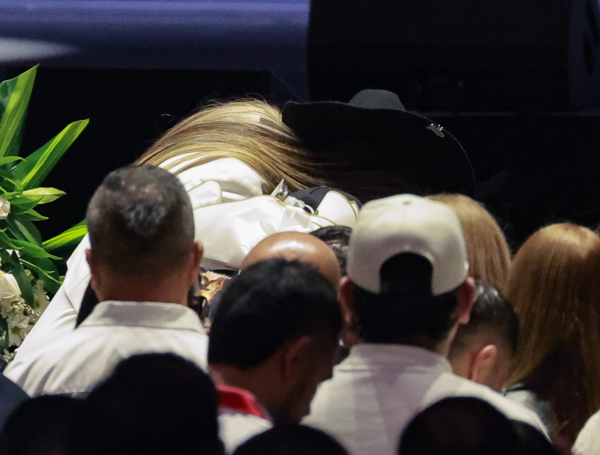 Así fue el desgarrador gesto de la esposa de Yeison Jiménez en homenaje en  el Movistar Arena de Bogotá; dejó importante objeto sobre ataúd