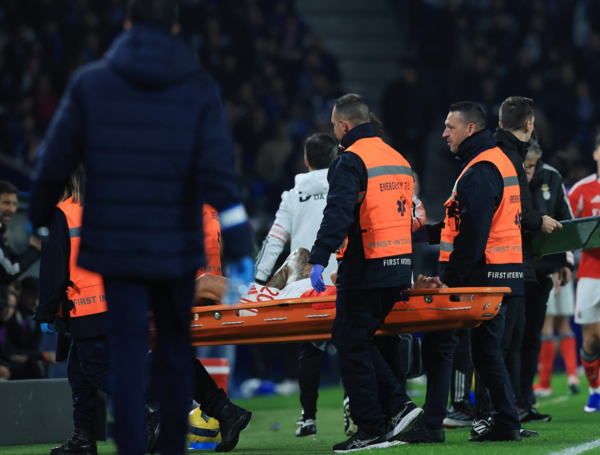 Richard Ríos fue sacado en camilla en medio del partido entre Benfica y Porto