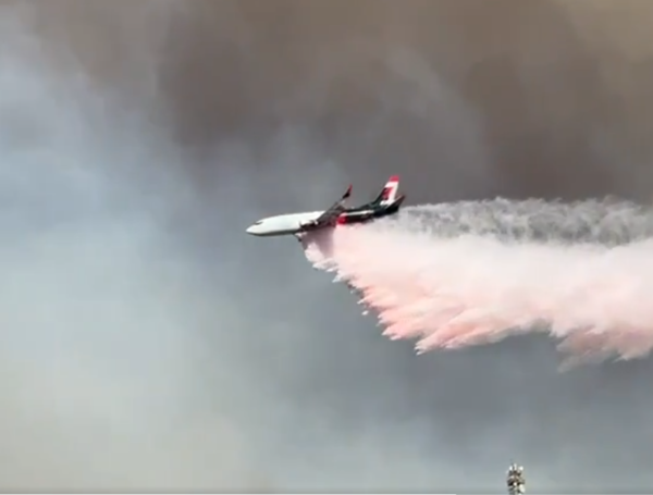 Los incendios son combatidos por aire y tierra.